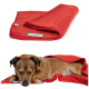 Ein entspannter Hund auf einer weißen Couch mit einer roten Fleece-Decke. Text: "EXTRA WEICH & KUSCHELIG" und "Hautfreundlicher Fleece."