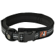 Schwarzes Hundehalsband mit reflektierenden Streifen, verstellbarem Schnallenverschluss und Metall-D-Ring zur Leinenbefestigung.
