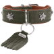 Grünes Lederhalsband mit silbernen Blütennieten, D-Ring und Quastenanhänger mit Aufschrift 'HUNTER'.