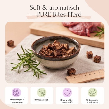 Ein Hund mit einem blauen und braunen Auge hält eine Tüte "Pure Bites Lamm" Haustierfutter, mit Text über hochwertige Zutaten und Eignung für Reisen.