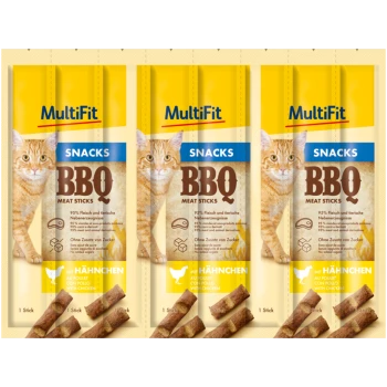 Drie MultiFit Snacks BBQ meat stick kattenlekkernijverpakkingen met afbeelding van een rode kat, met tekst SNACKS, BBQ en Mit Hähnchen.