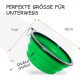 Grüne zusammenklappbare Futterschale mit Karabiner, 7 cm gefaltete Höhe, 18 cm Durchmesser, Text "PERFEKTE GRÖSSE FÜR UNTERWEGS" und "OUAH! OUAH!"