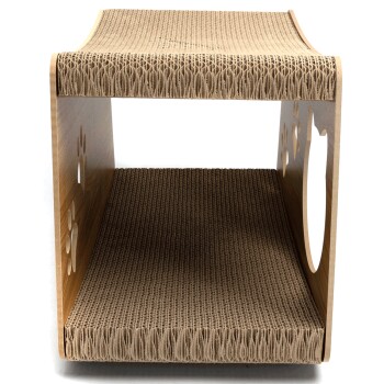 Ein hölzerner Kratzbaum für Katzen mit einer gewölbten Oberseite und zwei Ebenen, mit einer strukturierten Kratzfläche und ausgeschnittenen Pfotenabdrücken an den Seiten.