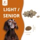 Hundefutterverpackung mit "WILDFANG LIGHT / SENIOR" mit angezeigten Krokettenstücken, einschließlich Größenvergleichsmessungen.