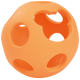 Oranger Gummihundespielball mit mehreren Löchern für einfachen Griff und Spiel. Ideal zum Kauen und Apportieren für Hunde.