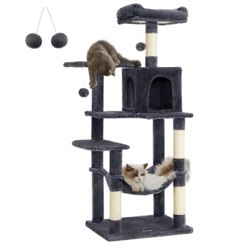 Ein mehrstöckiger Katzenbaum in Dunkelgrau mit zwei Katzen; eine liegt auf einer Hängematte und die andere hängt von einer oberen Plattform, mit baumelnden Pompons.