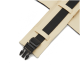 Nahaufnahme eines beigen Haustiergeschirrriemens mit einer schwarzen verstellbaren Schnalle und einem elastischen Band, vor einem weißen Hintergrund.