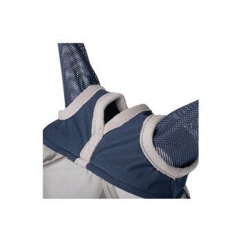 Nahaufnahme der Schultergurte einer Haustiertrage, mit einem marineblauen Stoff mit weichem grauen Fleece-Futter und atmungsaktivem Netz.