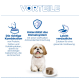 Kleiner weiß-brauner Hund mit Nassfutter; deutsche Überschrift 'VORTEILE' und Untertitel zu Ernährung, Unterstützung des Immunsystems und Verdauung.