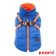 Blaue Hundejacke mit orangefarbenem Innenfutter und Geschirrriemen, mit einem vorderen Reißverschluss und einem runden Logo-Patch, markiert mit "puppia."