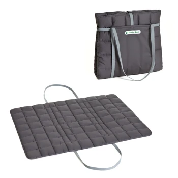 Graue Haustiermatte, die zu einer Tragetasche mit Riemen gefaltet ist, mit einem Logo, das "Doctor Bark" liest.