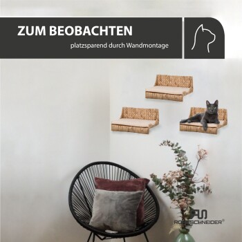 Wandmontierte Katzenbetten in einem modernen Wohnzimmer, mit einer grauen Katze, die sich entspannt. Text: "ZUM BEOBACHTEN platzsparend durch Wandmontage."