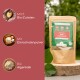 Ein Hund steht im Freien neben einem Sack "Natural BARF Complete" Ergänzungspulver, mit Dosierungsanweisungen auf Deutsch an der Seite.