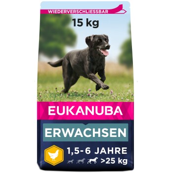 Hundfutterbeutel mit einem laufenden schwarzen Labrador auf einer grasbewachsenen Fläche, beschriftet "EUKANUBA," 15 kg, geeignet für erwachsene Hunde im Alter von 1,5-6 Jahren, über 25 kg.