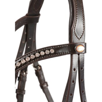 Ein stilvolles braunes Leder-Haustiergeschirr, verziert mit funkelnden Strasssteinen und detaillierter Naht, das hochwertige Handwerkskunst zeigt.