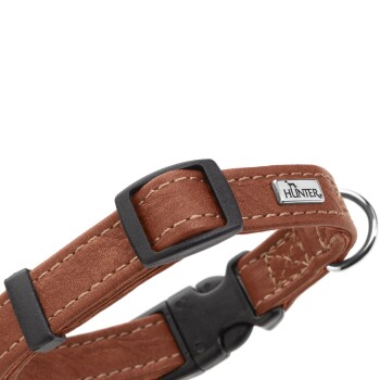 Brauner Lederhundehalsband mit einer schwarzen Schnalle und silbernem "HUNTER"-Logo, mit Nähdetails und einem Metall-D-Ring.