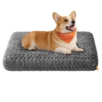 Corgi-Hund mit orangefarbener "Feandrea"-Bandana, liegend auf einem strukturierten grauen Haustierbett mit orangefarbenem Etikett.