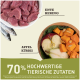 Bild von Haustierfutter-Zutaten mit rohem Entenfleisch, Hering, Apfel und Kürbis. Der Text hebt "70% hochwertige tierische Zutaten" hervor.