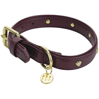 Collier pour chien en cuir prune avec ferrures dorées, clous en forme de cœur et médaille ronde dorée estampillée de trois barres verticales