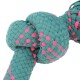 Eine Nahaufnahme eines türkis- und rosa-gewebten Hundespiels in Knotengestalt, das zum Kauen und Spielen gedacht ist.