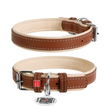 Bruine gevoerde leren hondenhalsband met metalen gesp, D-ring en ronde tag met QR-code; klein rood label waarop 'WAU DOG' staat