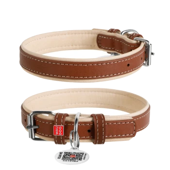 Collier pour chien rembourré en cuir brun avec boucle métal, anneau en D et médaille ronde avec code QR ; petite étiquette rouge indiquant «WAU DOG».