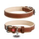 Bruine gevoerde leren hondenhalsband met metalen gesp, D-ring en ronde tag met QR-code; klein rood label waarop 'WAU DOG' staat