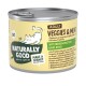 Blik kattenvoer 'Naturally Good' met label 'Adult Veggies & Meat', met een speelse kat en benadrukt erwt-eiwit en rundvlees.