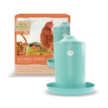 - Geflügeltränke Lindengarten Ein türkisfarbener Geflügeltränker mit passendem Sockel, neben einer Box mit einem Huhn und Eiern, beschriftet mit 'My Little Farm Geflügel-Tränke.'