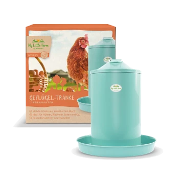 Ein türkisfarbener Geflügeltränker mit passendem Sockel, neben einer Box mit einem Huhn und Eiern, beschriftet mit 'My Little Farm Geflügel-Tränke.'