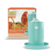 Ein türkisfarbener Geflügeltränker mit passendem Sockel, neben einer Box mit einem Huhn und Eiern, beschriftet mit 'My Little Farm Geflügel-Tränke.'