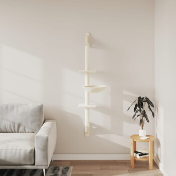 Ein moderner Katzenbaum, der an einer hellen Wand montiert ist, mit drei Regalen und einer gemütlichen Hängematte, neben einem grauen Sofa und einem kleinen Holztisch mit einer Pflanze.