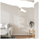 Ein moderner Katzenbaum, der an einer hellen Wand montiert ist, mit drei Regalen und einer gemütlichen Hängematte, neben einem grauen Sofa und einem kleinen Holztisch mit einer Pflanze.