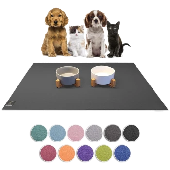 Eine graue Haustiermatte mit zwei Keramikschalen, umgeben von zwei Hunden, einer Katze und einem Kätzchen, mit einer Farbpalette von Mattenoptionen darunter.
