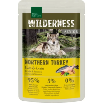 Wilderness Senior-Hundefutterpaket mit einem Wolf im Waldhintergrund, beschriftet mit "Northern Turkey" und 95% Truthahn- und Lachsgehalt.