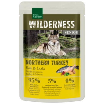 Wilderness Senior-Hundefutterpaket mit einem Wolf im Waldhintergrund, beschriftet mit "Northern Turkey" und 95% Truthahn- und Lachsgehalt.