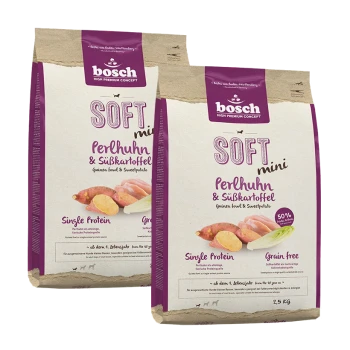 Deux sacs de nourriture pour chiens Bosch Soft Mini, contenant de la pintade et de la patate douce, étiquetés comme protéine unique et sans céréales, 2,5 kg chacun.