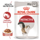 Royal Canin Instinctive Katzenfutterbeutel, 85g x 12, mit einer Illustration einer rennenden Katze, mit den Texten "Health Nutrition" und "Instinktiv bevorzugt".