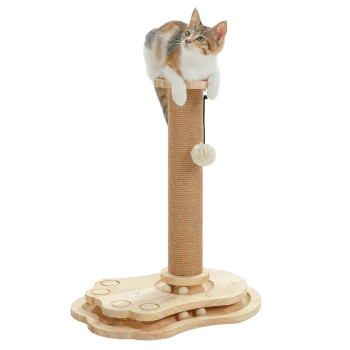 Calico-Kätzchen klettert an einem hölzernen Kratzbaum mit einem hängenden Pompon-Spielzeug auf einer pfotenförmigen Basis.