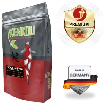 Kenkou Cool-Water Fischfutterverpackung mit einer Koi-Fisch-Illustration, einem Premium-Qualitätsabzeichen und dem Etikett "Made in Germany."