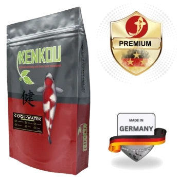 Kenkou Cool-Water Fischfutterverpackung mit einer Koi-Fisch-Illustration, einem Premium-Qualitätsabzeichen und dem Etikett "Made in Germany."