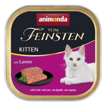 Eine Dose Animonda Vom Feinsten Kittenfutter mit einem weißen Kätzchen neben einem Teller mit Lamm-Pâté, beschriftet mit 'mit Lamm' und 'KITTEN.'
