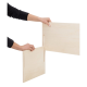 Eine Person montiert ein hölzernes Haustiergehege, indem sie zwei flache, hellfarbige Holzplatten mit Nut und Feder verbindet.