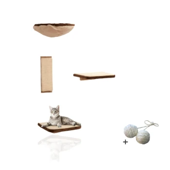 Katzenmöbelset mit einer hängenden Hängematte, einem Kratzbaum, zwei Regalen und einer Liegefläche mit einer grauen getigerten Katze sowie zwei Spielbällen.