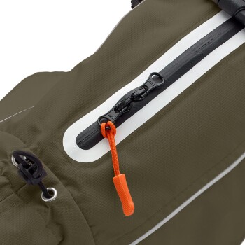 Nahaufnahme eines strapazierfähigen olivgrünen Haustier-Rucksacks mit einem schwarzen Reißverschluss und einem orangefarbenen Ziehband sowie weißen reflektierenden Streifen.