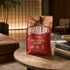 Sac rouge de nourriture pour chiens Carnilove Active (Agneau & Sanglier) pour chiens adultes, présenté sur une table ronde avec une illustration d'un chien courant