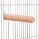 Vogelstange mit strukturierter Holzoberfläche, befestigt an Metallkäfigstäben.