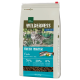 Sac de nourriture pour chat adulte Real Nature Wilderness, avec un chat près de l'eau, étiqueté "Eau Fraîche", 70 % de poisson, 30 % de fruits/légumes, 0 % de céréales.