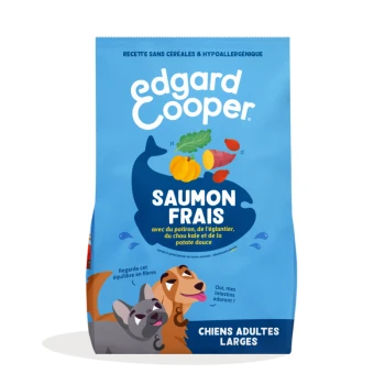 Sac bleu Edgard Cooper étiqueté « SAUMON FRAIS, CHIENS ADULTES GRANDES RACES » ; montre deux chiens heureux et des légumes