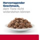 Eine weiße Schüssel mit braunem Haustierfutter mit dem Text "Hervorragender Geschmack, dem Tiere nicht widerstehen können" auf einem weißen Hintergrund.